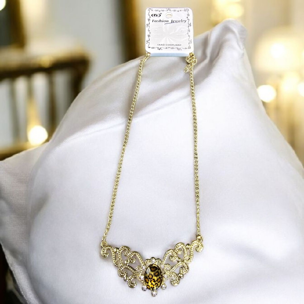 Exquisite Gold Necklace with Ornate Leopard Design